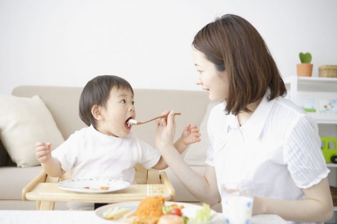 yen tay chan mieng cho bé ăn yến đúng cách